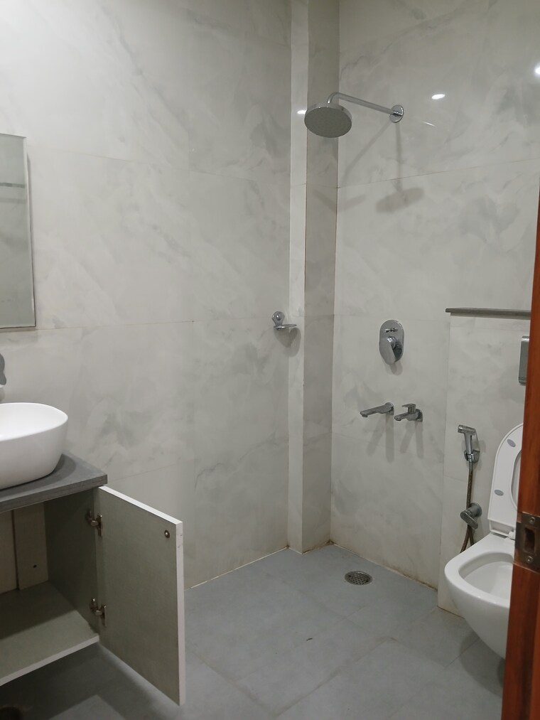 Bathroom, rwa-apartments-sector-122 2.5 Bedroom 112 Sq.Mt. Builder Floor In Sector 122 Noida 9155632