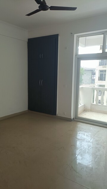 Room in 3 BHK Apartment at Amrapali Silicon City, Sector 76 – for Rent