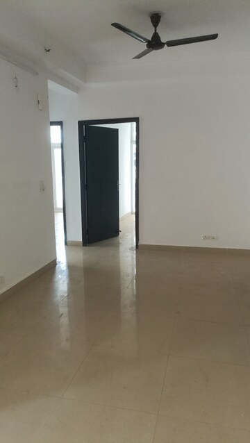 Room in 3 BHK Apartment at Amrapali Silicon City, Sector 76 – for Rent