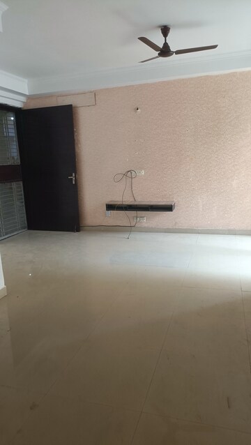 Room in 3 BHK Apartment at Amrapali Silicon City, Sector 76 – for Rent