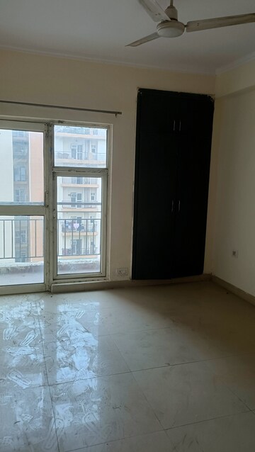 Room in 3 BHK Apartment at Gardenia Golf City, Sector 75 – for Rent