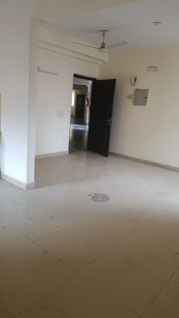Room in 3 BHK Apartment at Gardenia Golf City, Sector 75 – for Rent