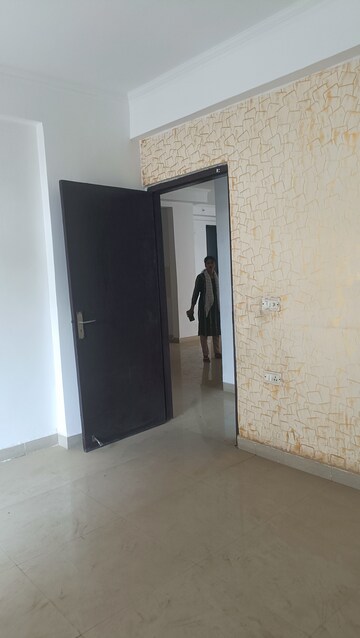 Room in 3 BHK Apartment at Gardenia Golf City, Sector 75 – for Rent