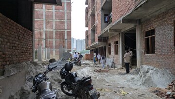 Parking in 2.5 BHK Builder Floor at Noida Central – for Sale