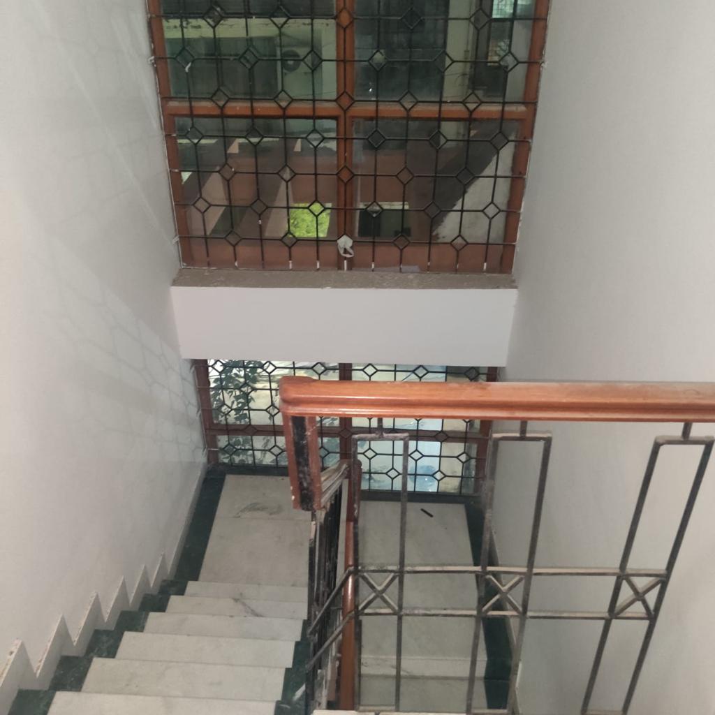 6 BHK + Extra Room 450 Sq.Mt. Independent House in RWA Apartments Sector 40