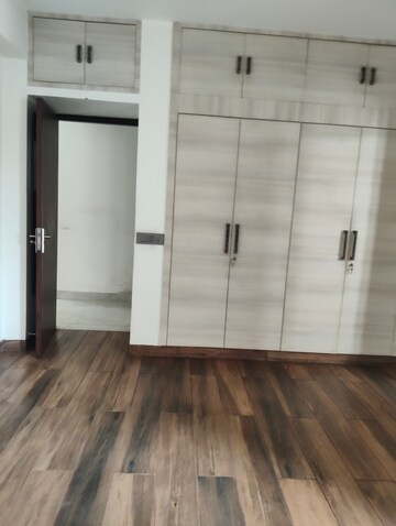 Room in 3.5 BHK Apartment at Vipul Greens, Sector 48 – for Rent