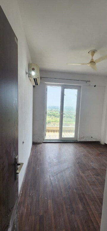 Room in 2 BHK Apartment at BPTP Discovery Park, Sector 80 – for Rent