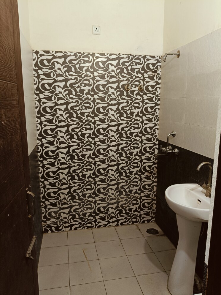 Bathroom, shri-devaji-residency 2 Bedroom 1100 Sq.Ft. Builder Floor In Dhakoli Zirakpur 9156078