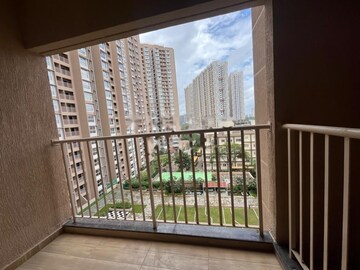 Room in 2 BHK Apartment at Godrej Green Vistas, Mahalunge – for Rent