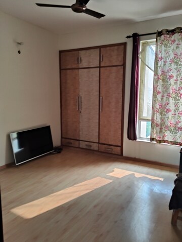 Room in 3 BHK Apartment at Vipul Greens, Sector 48 – for Rent