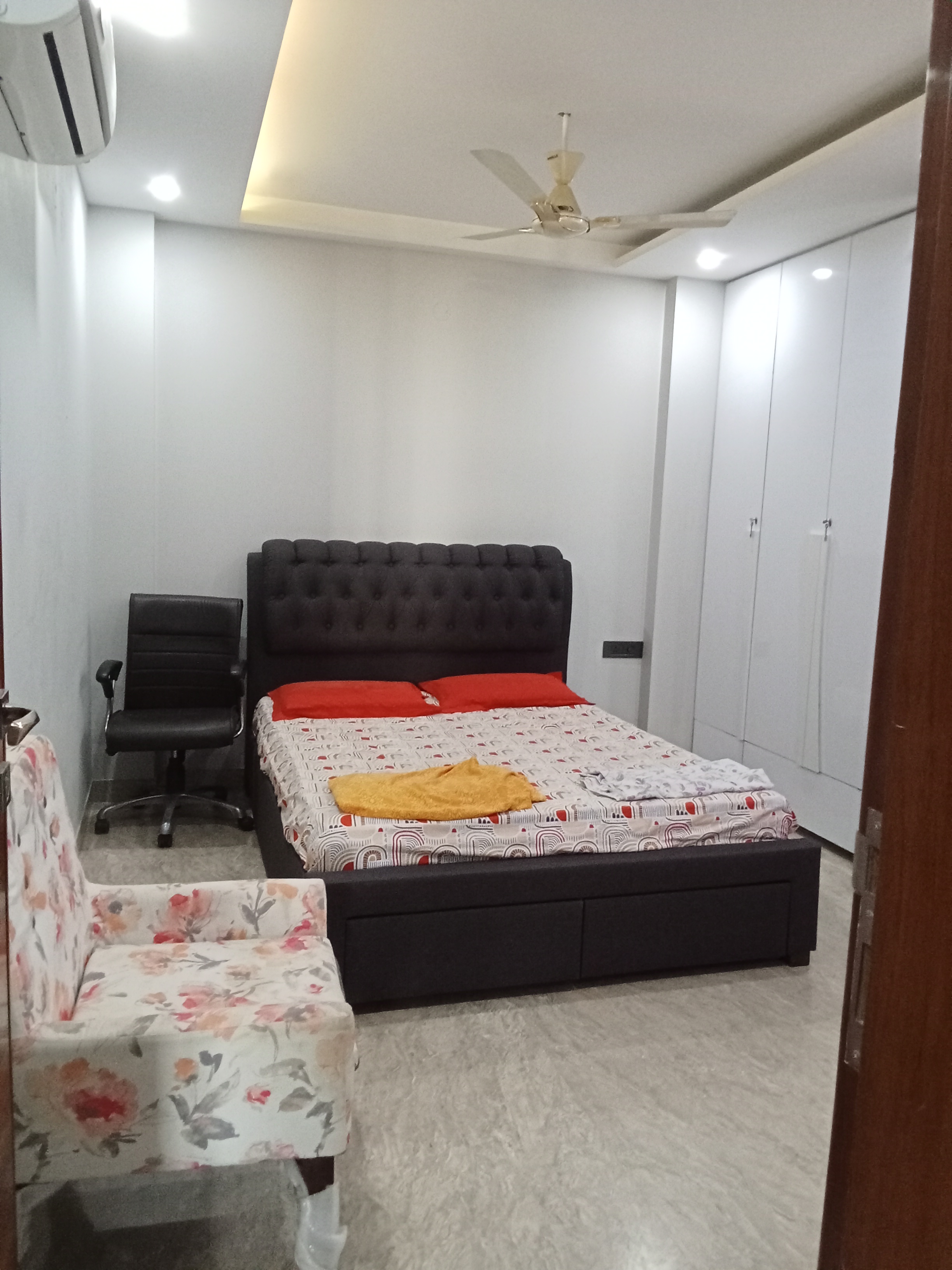 3 BHK + Servant Room,Extra Room Builder Floor For Rent in Veera Safdarjung Enclave