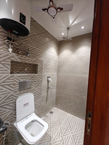 Bathroom in 4 BHK Apartment at DLF The Crest, Sector 54 – for Sale