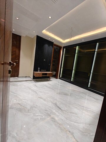 Room in 4 BHK Apartment at DLF The Crest, Sector 54 – for Sale