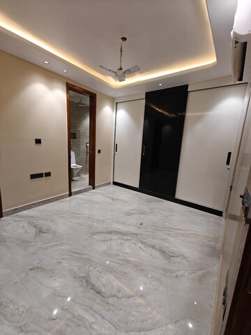 Room in 4 BHK Apartment at DLF The Crest, Sector 54 – for Sale