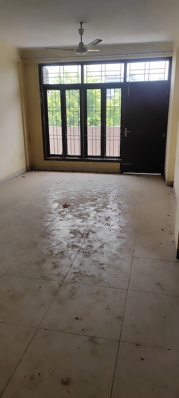 Furnished Amenities in 2.5 BHK Builder Floor at Kingwood Enclave, Wave City – for Sale