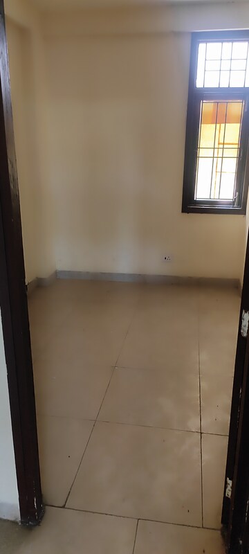 Room in 2.5 BHK Builder Floor at Kingwood Enclave, Wave City – for Sale