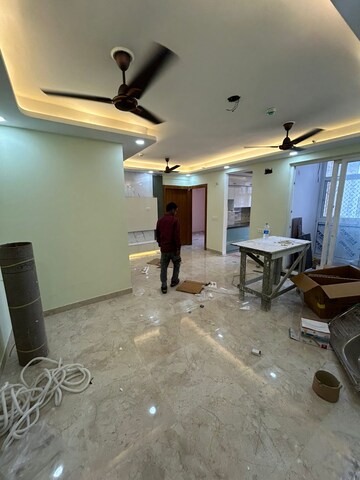 Room in 3 BHK Apartment at Nirala Estate, Tech Zone 4 Greater Noida – for Rent