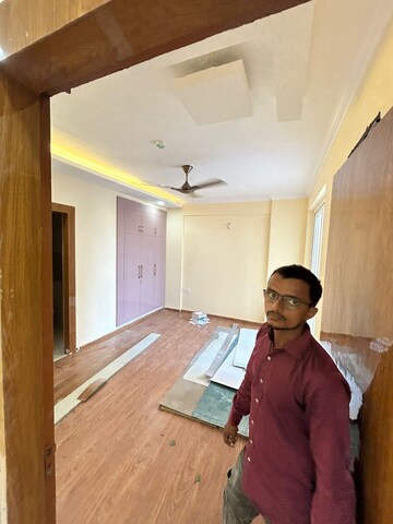Room in 3 BHK Apartment at Nirala Estate, Tech Zone 4 Greater Noida – for Rent