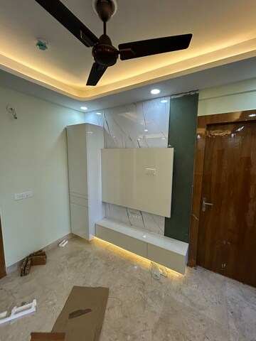 Room in 3 BHK Apartment at Nirala Estate, Tech Zone 4 Greater Noida – for Rent