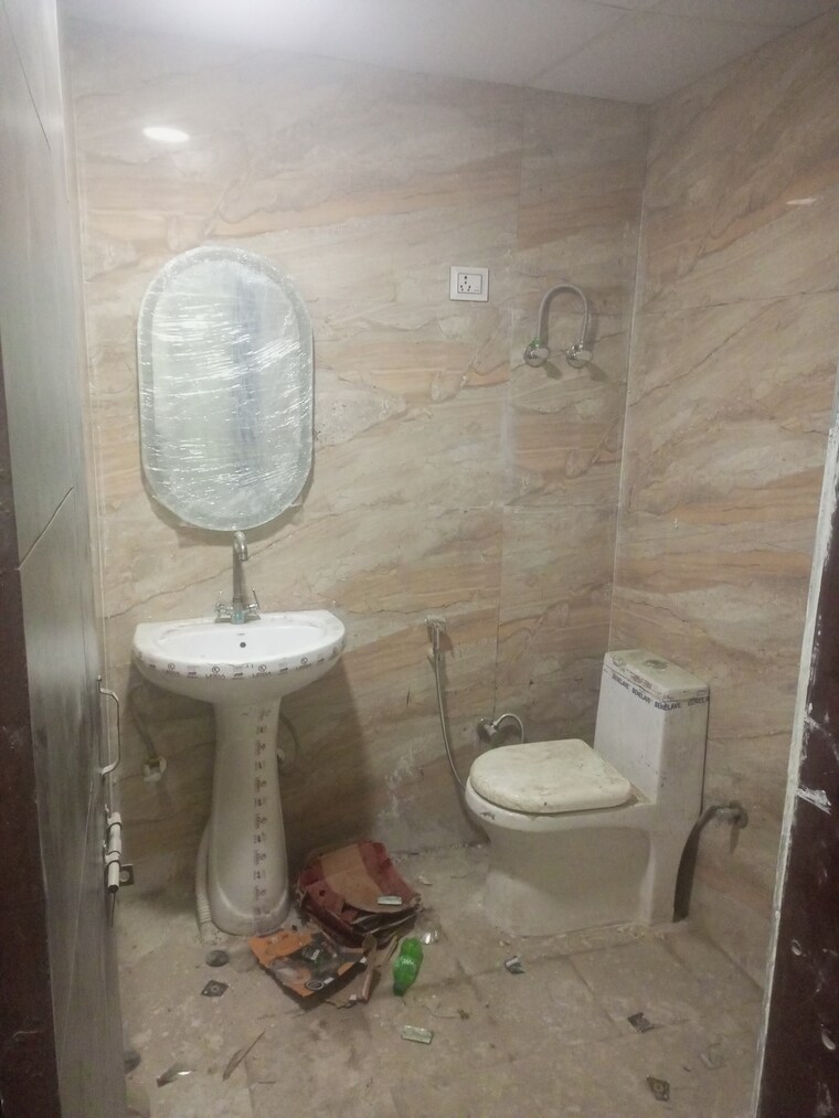 Bathroom, sunshine-apartments-sector-73 3 Bedroom 1450 Sq.Ft. Builder Floor In Sector 73 Noida 9156325