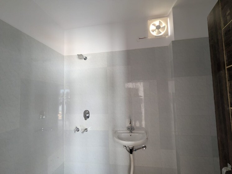Bathroom, beta ii greater noida 2 Bedroom 200 Sq.Mt. Builder Floor In Beta Ii Greater Noida Greater Noida 9156333