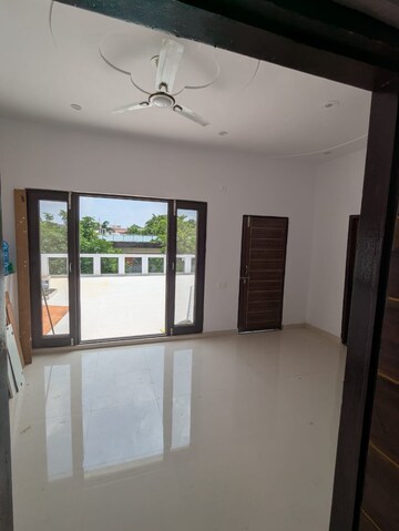 Room in 2 BHK Builder Floor at Beta Ii Greater Noida – for Rent