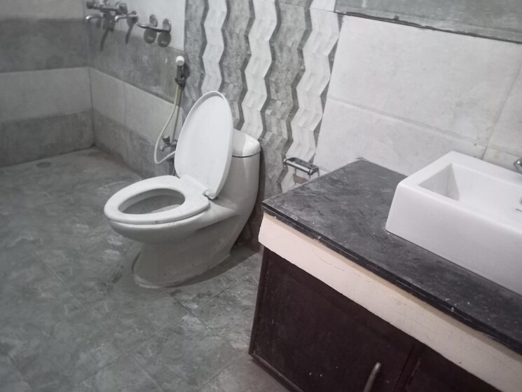 Bathroom, sainik colony 3 Bedroom 1400 Sq.Ft. Builder Floor In Sainik Colony Faridabad 9156370