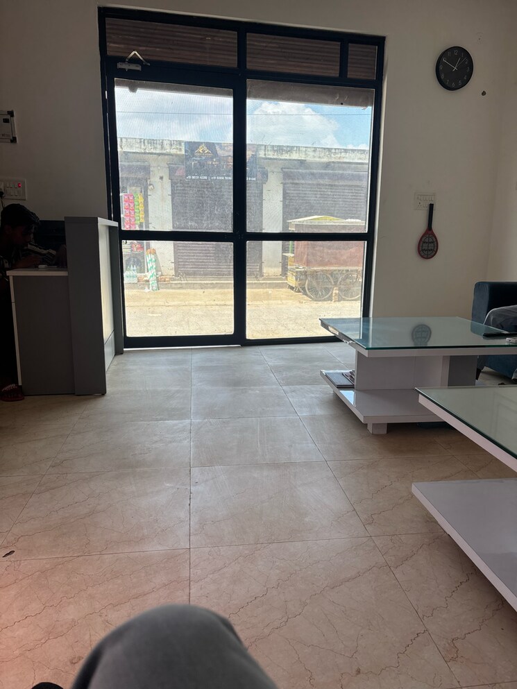 Room, omaxe-world-street Commercial Office Space 300 Sq.Yd. In Sector 79 Faridabad 9156545