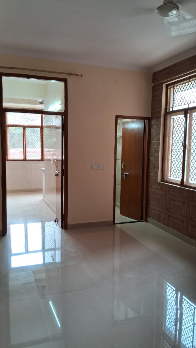 Room, sector 5 dwarka 3 Bedroom 1400 Sq.Ft. Apartment In Sector 5 Dwarka Delhi 9156551