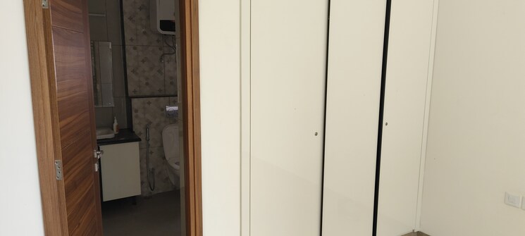 Washroom, uchdpl-veridia-oakwood-enclave 4 Bedroom 2385 Sq.Ft. Builder Floor In Wave City Ghaziabad 9156598