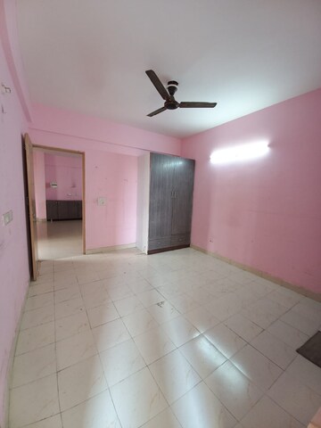 Room in 2 BHK Apartment at Ninex RMG Residency, Sector 37c – for Rent