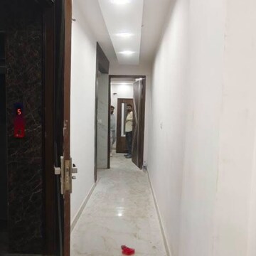 Building Lobby in 2.5 BHK Builder Floor at Govindpuri – for Rent