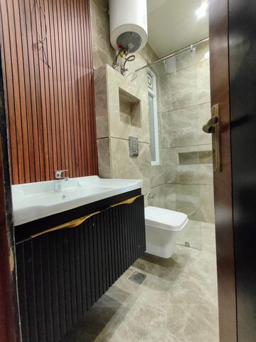 Bathroom in 3 BHK Builder Floor at Unitech South City 1, South City 1 – for Rent