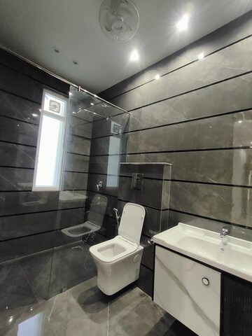 Bathroom in 3 BHK Builder Floor at Unitech South City 1, South City 1 – for Rent