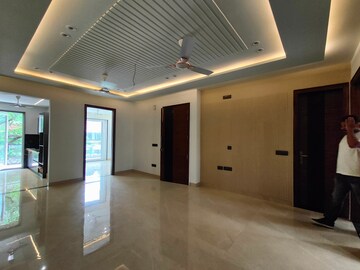 Building Lobby in 3 BHK Builder Floor at Unitech South City 1, South City 1 – for Rent