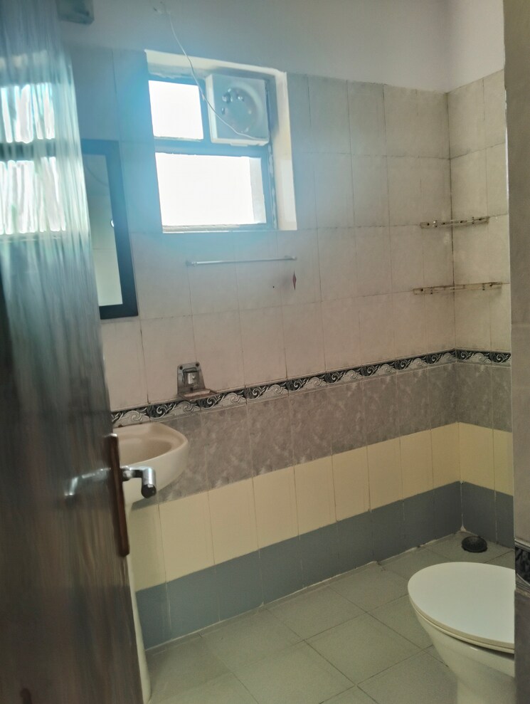 Attached Bathroom, ardee-city-palm-grove-heights 3.5 Bedroom 2035 Sq.Ft. Apartment In Sector 52 Gurgaon 9156716