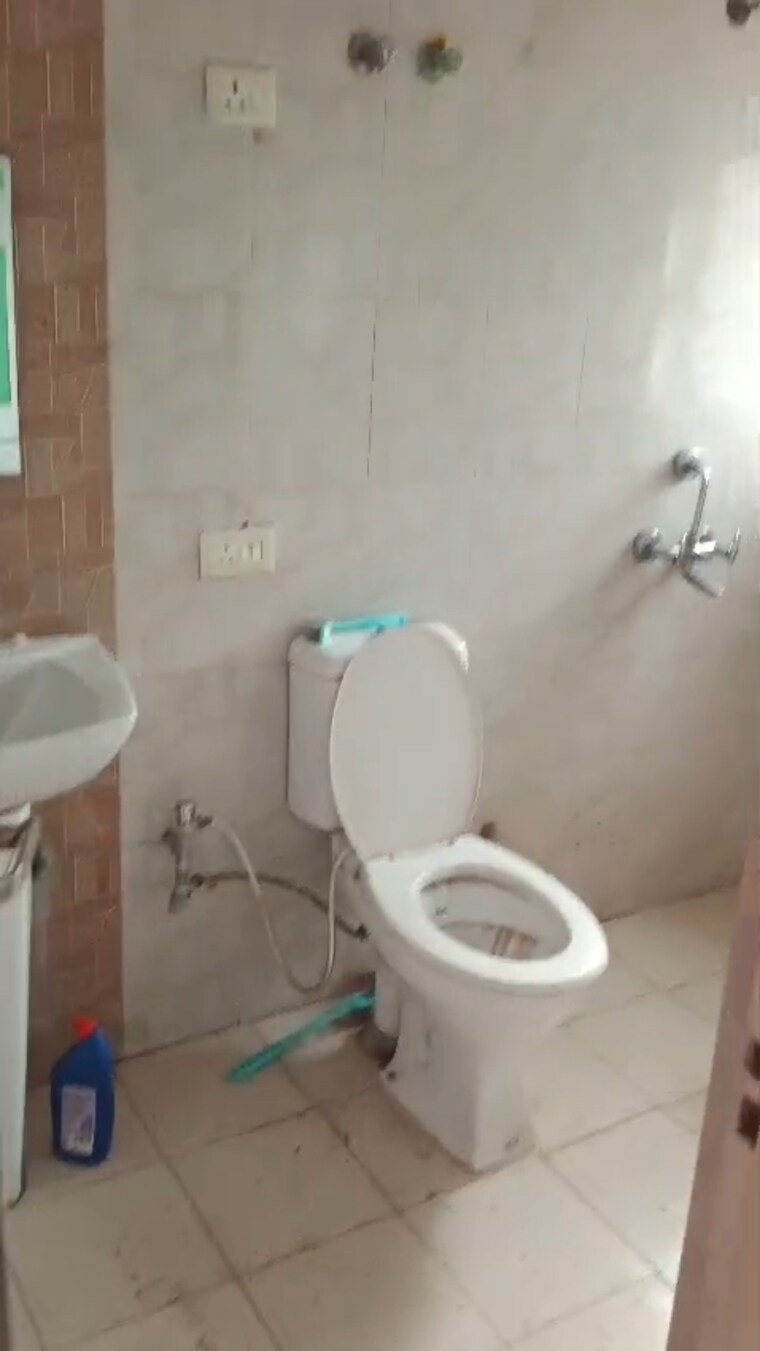 Bathroom, scc-heights 3 Bedroom 1350 Sq.Ft. Apartment In Raj Nagar Extension Ghaziabad 9156735