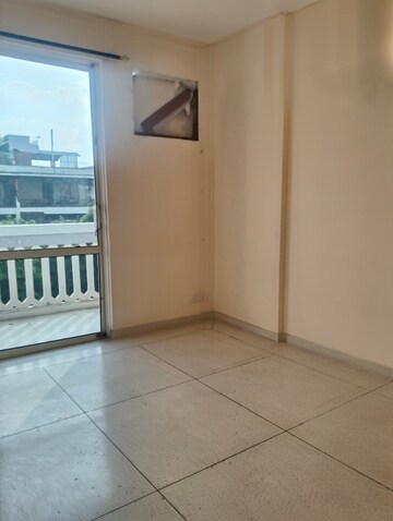 Room in 3 BHK Apartment at DLF The Carlton Estate, Dlf Phase V – for Rent