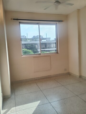 Room in 3 BHK Apartment at DLF The Carlton Estate, Dlf Phase V – for Rent