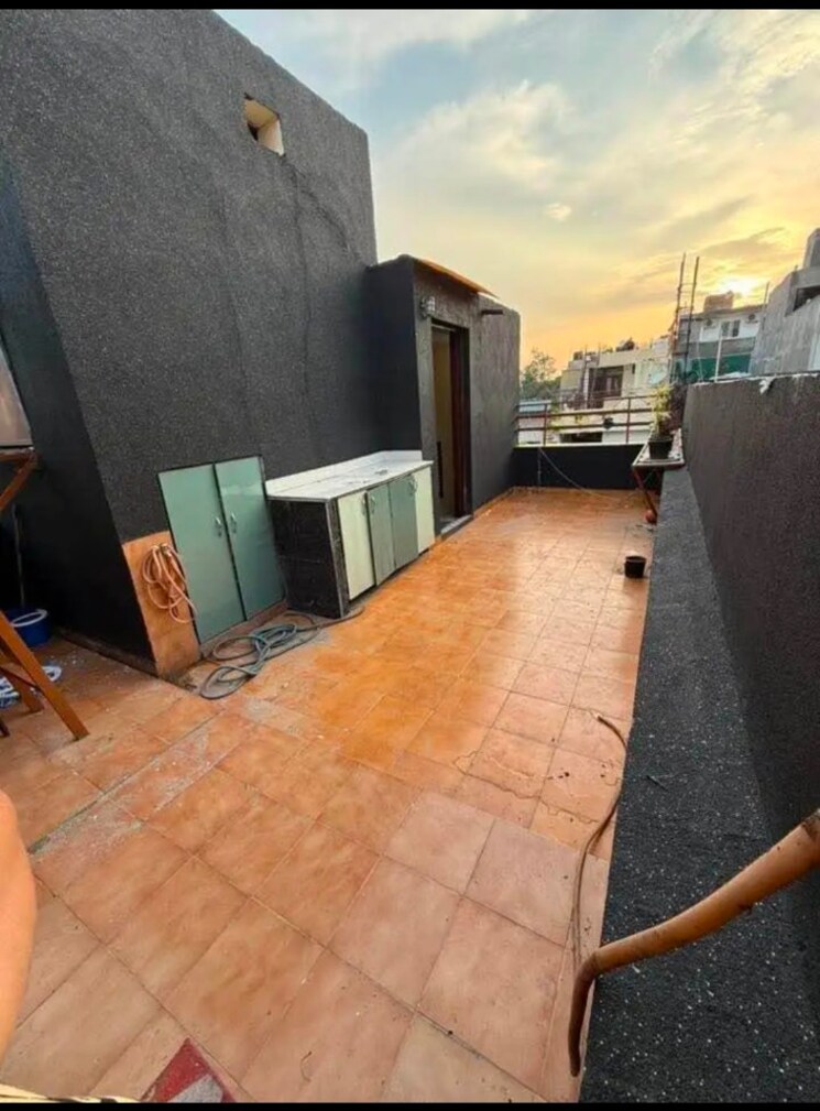  Parking, freedom fighters enclave 2 Bedroom 950 Sq.Ft. Builder Floor In Freedom Fighters Enclave Delhi 9156745