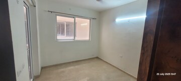 Room in 2.5 BHK Apartment at Signature Global Park 4 and 5, Sohna Sector 36 – for Rent