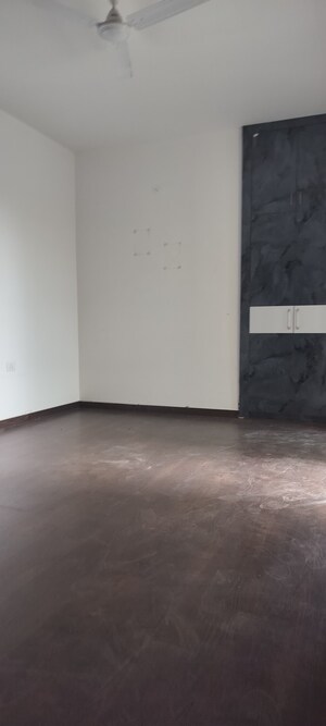 Room in 2 BHK Apartment at Elite Golf Green, Sector 79 – for Sale