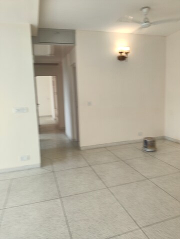 Room in 2 BHK Apartment at DLF The Carlton Estate, Dlf Phase V – for Rent