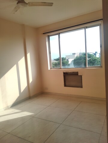 Room in 2 BHK Apartment at DLF The Carlton Estate, Dlf Phase V – for Rent