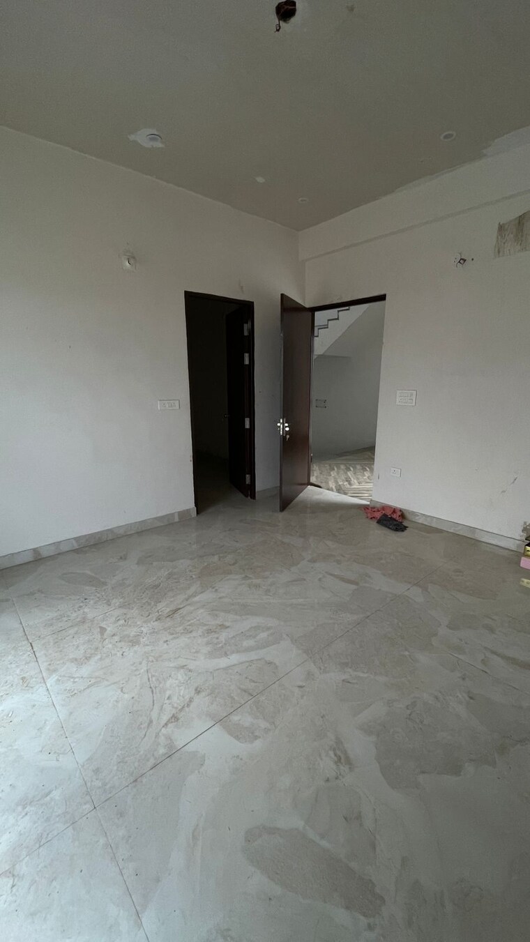 Room, wave-hitech-city 4 Bedroom 200 Sq.Mt. Independent House In Wave City Ghaziabad 9156781