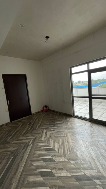 Room in 4 BHK Independent House at Wave Hitech City, Wave City – for Sale