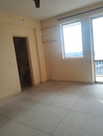 Room in 3 BHK Apartment at DLF The Wellington Estate, Dlf Phase V – for Rent