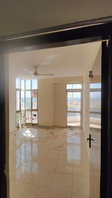 Room in 3 BHK Apartment at Supertech Czar Suites, Omicron I Greater Noida – for Sale