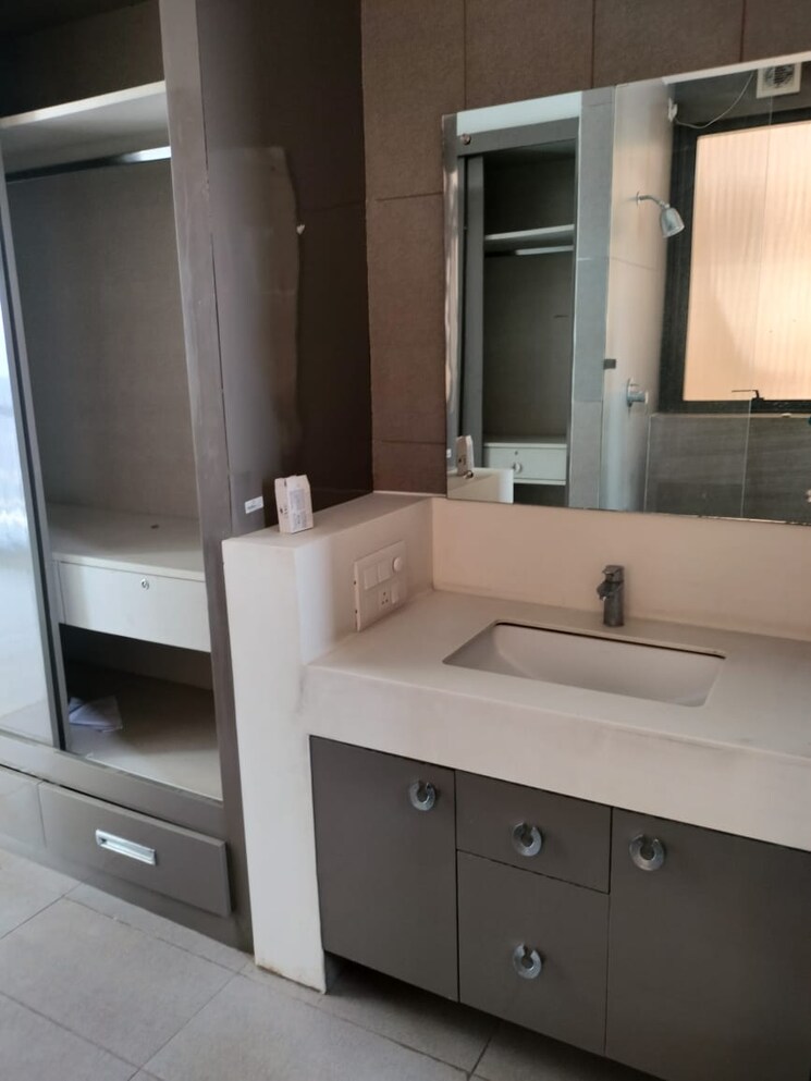 Bathroom, ireo-skyon 4 Bedroom 2800 Sq.Ft. Apartment In Sector 60 Gurgaon 9156823