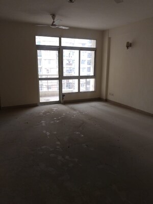 Room in 4 BHK Apartment at Supertech Czar Suites, Omicron I Greater Noida – for Sale